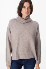Sweater de punto con cuello polera, de corte holgado y mangas largas con puños acanalados.