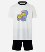 Conjunto de pijama para hombre, compuesto por remera de algodón color crudo con cuello redondo, mangas cortas y estampado de Garfield en un sillón, y short negro de algodón con cintura elástica.