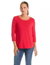 Remera de modal color rojo, con escote redondo decorado con canutillos dorados bordados y mangas tres cuartos.