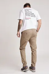 Pantalón chino color beige, de corte recto y tiro medio.