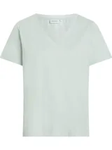 Remera Calvin Klein de manga corta y cuello en V, color verde menta pálido. Presenta una etiqueta con el logo de la marca en la parte posterior del cuello.