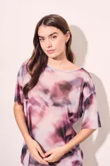 Remera oversize de tul con estampado abstracto en tonos rosa, lila y negro.