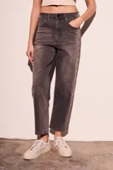 Pantalón de jean gris oscuro con efecto lavado y apliques de strass en los laterales.