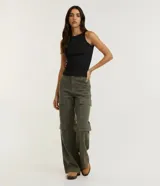 Blusa musculosa básica de cuello redondo, confeccionada en rib de algodón con textura acanalada vertical de la marca Blue Steel.
