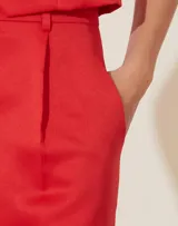 Pantalón de vestir rojo de corte palazzo.