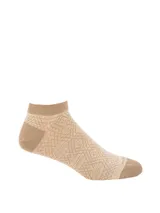 Medias cortas Hush Puppies color beige con diseño geométrico estampado. Poseen puntera y talón reforzados en un tono más oscuro.