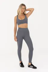 Calza deportiva de tiro alto con diseño liso y ajuste compresivo, confeccionada en tejido técnico elástico de alta resistencia.