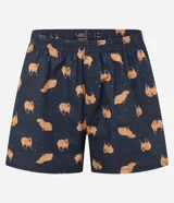 Conjunto de pijama masculino compuesto por una remera de cuello redondo y manga corta con estampa localizada de carpincho, y una bermuda con cintura elástica y estampado de carpinchos en repetición.