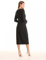 Vestido midi negro de seda fría elastizada, marca Tash & Sophie. Presenta una silueta entallada, mangas largas ajustadas y un lazo fijo en el lateral de la cintura que crea pliegues diagonales en el torso.