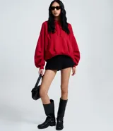 Short de sastre negro de tiro medio, confeccionado en crepé con caída estructurada y diseño evasé.