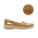 Zapato casual de mujer Korium Confort modelo Claudette, color tostado, con plantilla de cuero, detalles perforados en la puntera y tira ajustable con velcro en el talón.