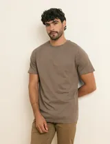 Remera básica de algodón color beige, de manga corta, con cuello redondo y un pequeño detalle bordado en el pecho.