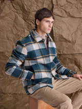 Chaqueta de lana con cierre frontal completo, cuello camisero y diseño de cuadros en tonos azul, beige y mostaza.