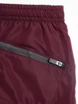 Short de baño color bordó con cintura elástica ajustable, bolsillos laterales y trasero con cierre, y suspensor de malla hipoalergénico. Cuenta con tejido de secado extra rápido y protección UV 50.