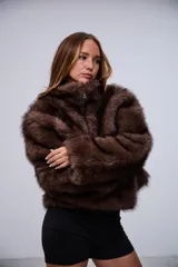 Campera de piel sintética en color marrón, con cuello alto y cierre frontal completo.