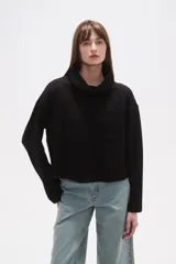 Buzo de cuello alto tipo polera, color verde oliva, con corte holgado, mangas largas y un bolsillo frontal aplicado en el pecho.