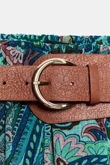 Falda larga de corte evasé con estampado paisley en tonos turquesa, azul y verde, con cintura elástica y cinturón marrón con hebilla dorada incluido.