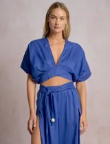 Blusa corta cruzada de lino, marca Elan, color azul. Presenta corte crop, escote en V pronunciado, mangas cortas amplias estilo kimono y lazo ancho para anudar en la espalda.