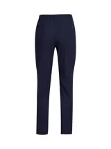 Pantalón deportivo Under Armour modelo UA Drive, de corte ajustado y diseño técnico. Confeccionado en tejido de sarga elástico con tecnología repelente al agua, cuenta con cintura elástica, cuatro bolsillos funcionales y cierre de bragueta.