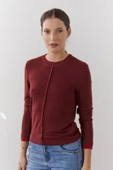 Remera color beige de mangas largas con cuello redondo y puños blancos en contraste.