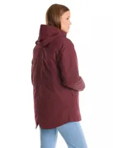 Campera 3 en 1 de color beige, con sistema de capas desmontables. La capa exterior es de tejido técnico resistente al viento y lluvia ligera, con capucha fija, cierre frontal con solapa, bolsillos de parche y ajuste elástico interno en la cintura. Incluye una campera interior capitoneada ultraliviana que puede usarse de forma independiente.