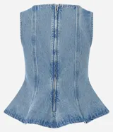 Blusa sin mangas confeccionada en jean de algodón, con escote redondo, corte entallado y diseño peplum con dobladillo evasé y recortes estructurados.