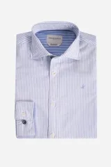Camisa de manga larga Brooksfield con diseño de rayas verticales finas en color azul y blanco. Presenta cuello clásico, cierre frontal con botones y logo bordado en el pecho. Puños con botones ajustables.