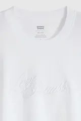 Remera blanca de manga corta y cuello redondo, con corte relajado y detalle de texto bordado en el pecho.