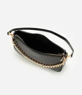 Cartera tipo shoulder baguette de tamaño pequeño, confeccionada en poliuretano con textura símil reptil. Presenta un diseño estructurado con cierre superior, correa larga ajustable y removible, y una cadena metálica decorativa en la parte frontal.
