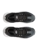 Championes de básquetbol Under Armour Curry 3Z7, con diseño en color negro y suela blanca. Presentan una combinación de cuero y malla en la parte superior, entresuela con tecnología Charged Cushioning para mayor amortiguación y suela de goma con patrón de tracción anatómico.