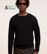 Suéter de punto para hombre, modelo comfort, con textura acanalada horizontal. Tiene cuello redondo, mangas largas, y bajo y puños ajustados con rib.