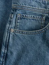 Pantalón jean azul de corte baggy, tiro alto y diseño clásico de cinco bolsillos.