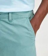 Bermuda de sarga color blanco, de corte recto y diseño básico con bolsillos laterales y traseros.