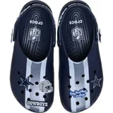 Zuecos Crocs estilo clásico con diseño de los Dallas Cowboys de la NFL, en color azul marino con detalles en celeste y blanco, con perforaciones para ventilación, tira trasera pivotante y dijes temáticos incorporados.