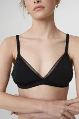 Soutien triangular negro de microfibra gloss con puntilla en los bordes, relleno removible, breteles elásticos y cierre trasero con broche ajustable en 4 posiciones.
