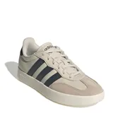 Championes urbanos Adidas modelo Barreda, color beige con las icónicas tres tiras en color negro. Presentan una puntera reforzada en gamuza y suela de goma, combinando estilo clásico y confort para el uso diario.