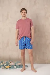 Short de baño azul vibrante con estampado repetitivo de cruces pequeñas en blanco y rojo. Presenta cintura elástica fruncida y cordón de ajuste trenzado en color coral con puntas de neón verde lima.