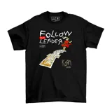 Remera negra de algodón con estampa frontal inspirada en el álbum Follow the Leader de Korn, que presenta una niña saltando en un juego de rayuela.