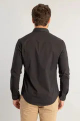 Camisa de manga larga en tejido de tricolina con elastano, color negro, de corte entallado y diseño liso con cierre frontal de botones.
