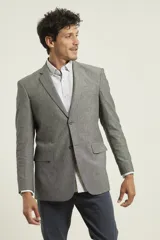 Saco gris oscuro de corte clásico, con solapas de muesca, cierre de dos botones y bolsillos laterales con solapa.