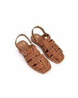 Sandalias planas de cuero gamuzado color tostado, con diseño de tiras entrelazadas, puntera cuadrada y tira ajustable en el talón con hebilla metálica.