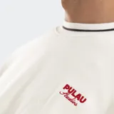 Buzo crewneck de corte boxy y mangas murciélago, con diseño bicolor en azul y blanco. Presenta letras bordadas en el frente y detalles de líneas horizontales en cuello y ruedo.