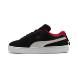 Championes Puma modelo Suede XL, color negro con detalles en blanco y rojo. Confeccionados en gamuza, presentan un diseño robusto con suela de goma blanca texturizada y cordones gruesos.