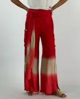 Pantalón de viscosa con estampado degradado de color rojo a marrón.