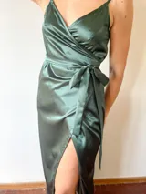 Vestido largo dorado satinado, de corte cruzado con escote en V, mangas finas y lazo en la cintura.