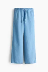 Pantalón de corte holgado en denim liviano de mezcla de lyocell y algodón, tiro alto con elástico revestido y cordón ajustable en la cintura, bolsillos laterales discretos y piernas rectas.