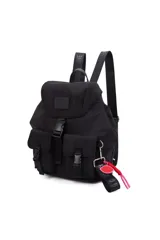 Mochila negra de Las Oreiro con solapa superior, cierre de cordón y hebillas plásticas. Cuenta con dos bolsillos frontales con solapa y hebillas, y un llavero colgante con forma de labios rojos. Las correas son ajustables y tienen el logo de la marca.