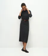 Vestido long midi de punto rib color gris oscuro, de corte recto, con mangas largas y cuello alto doblado.