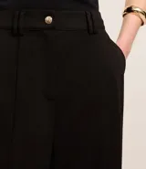 Pantalón wide de cintura baja color azul marino, confeccionado en crepé con doble traba en la cintura, cierre tradicional y frisos.