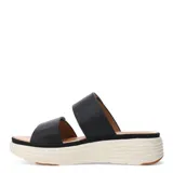 Sandalias de plataforma con dos tiras anchas ajustables mediante hebillas metálicas doradas. Presentan un diseño ergonómico con suela de goma texturizada en color crema y cuerpo en tono beige.